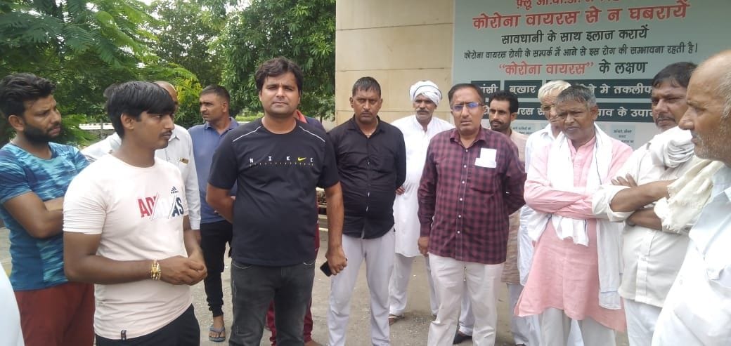 छात्रा की मौत के बाद खानपुर मेडिकल कॉलेज में पहुंचे परिजन। संवाद छात्रा की मौत के बाद खानपुर मेडिकल कॉलेज में पहुंचे परिजन। संवाद