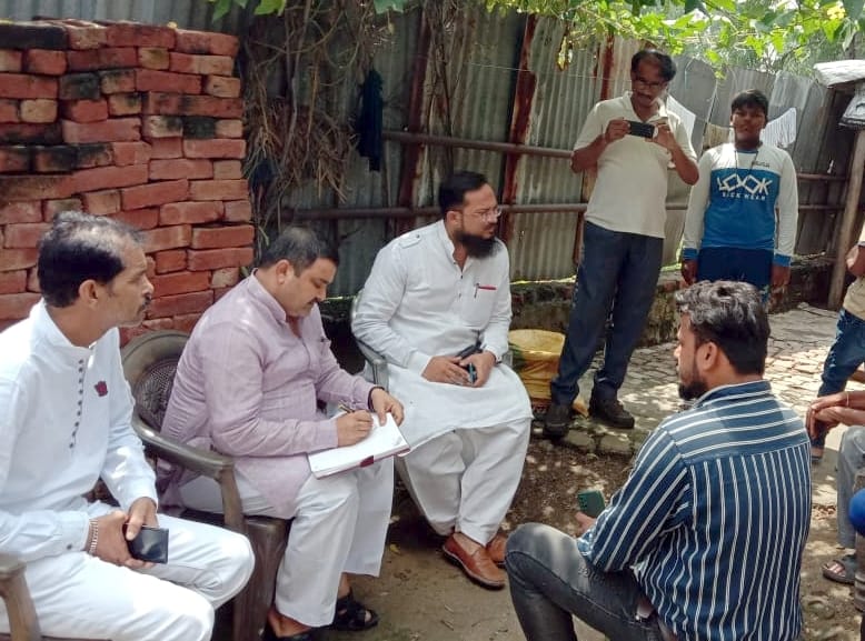 बिजनौर मे मृतक नेशनल खिलाड़ी के परिजनों से वार्ता करते सपा कार्यकर्ता। बिजनौर मे मृतक नेशनल खिलाड़ी के परिजनों से वार्ता करते सपा कार्यकर्ता।