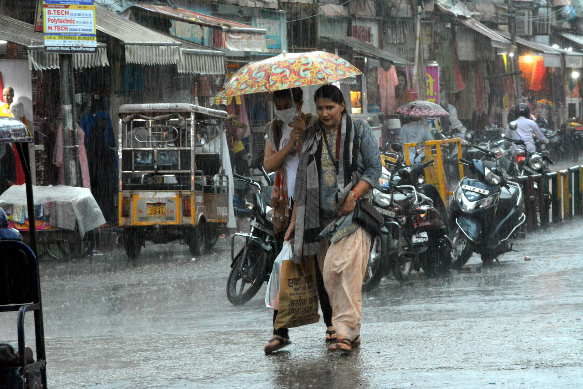 मुजफ्फरनगर में झमाझम बारिश में छाता लेकर शिवचौक से गुजरती राहगीर। मुजफ्फरनगर में झमाझम बारिश में छाता लेकर शिवचौक से गुजरती राहगीर।