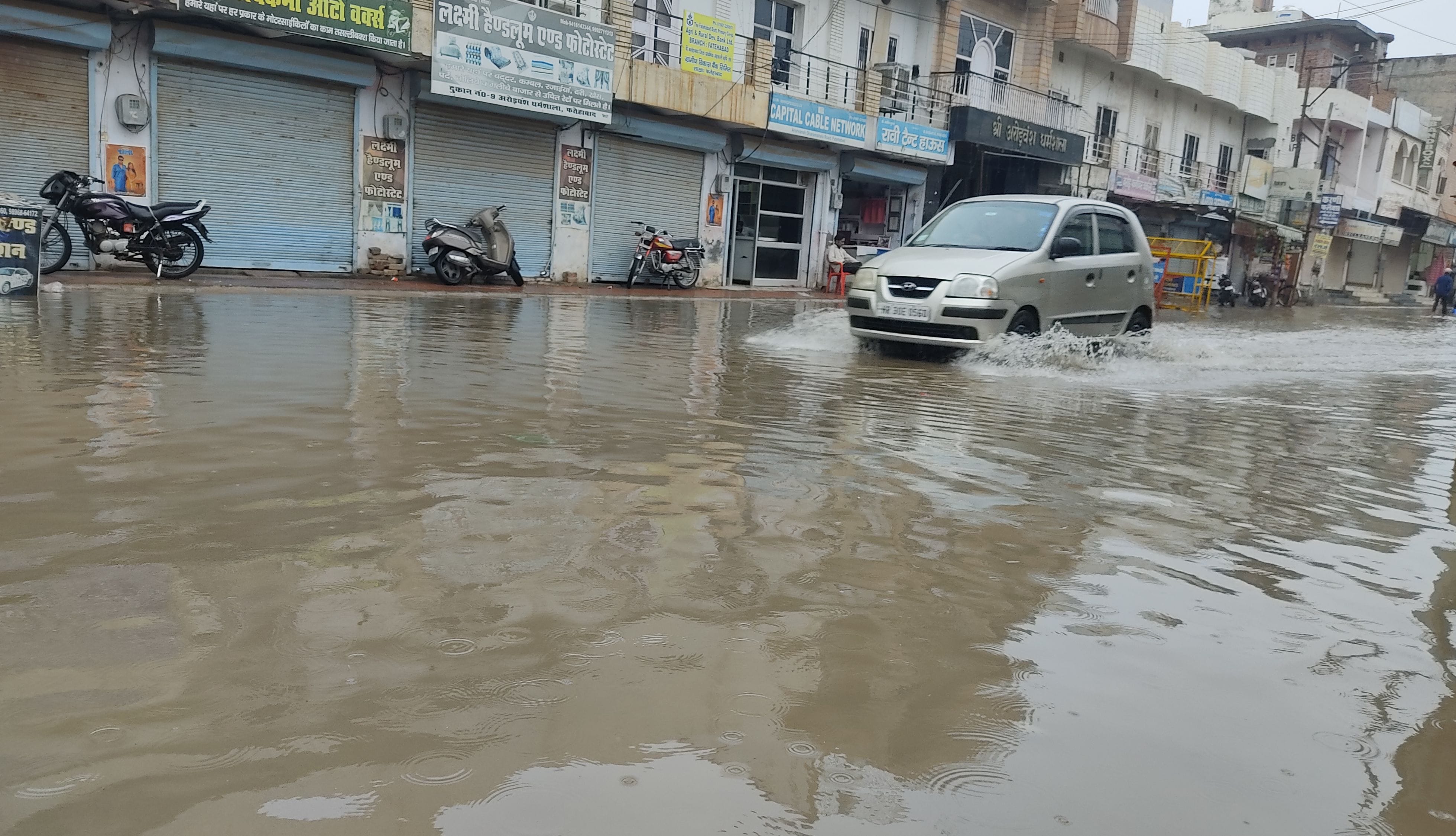 फतेहाबाद में धर्मशाला रोड पर भरा पानी।