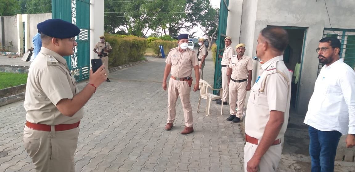 परीक्षा केंद्रों का निरीक्षण करते एसपी डॉ. अर्पित जैन परीक्षा केंद्रों का निरीक्षण करते एसपी डॉ. अर्पित जैन