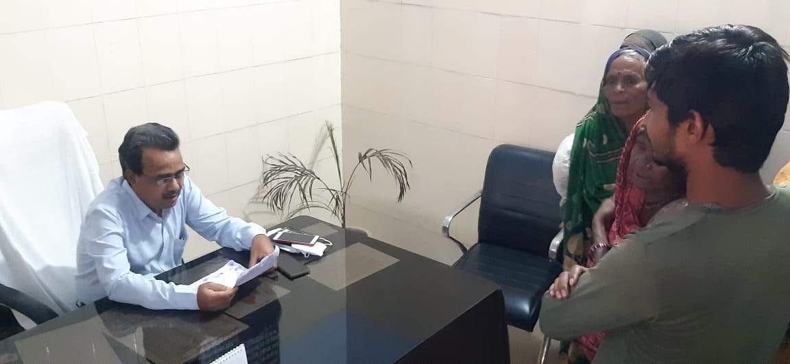 एसडीएम से फरियाद करती ग्रामीण महिलाएं एसडीएम से फरियाद करती ग्रामीण महिलाएं