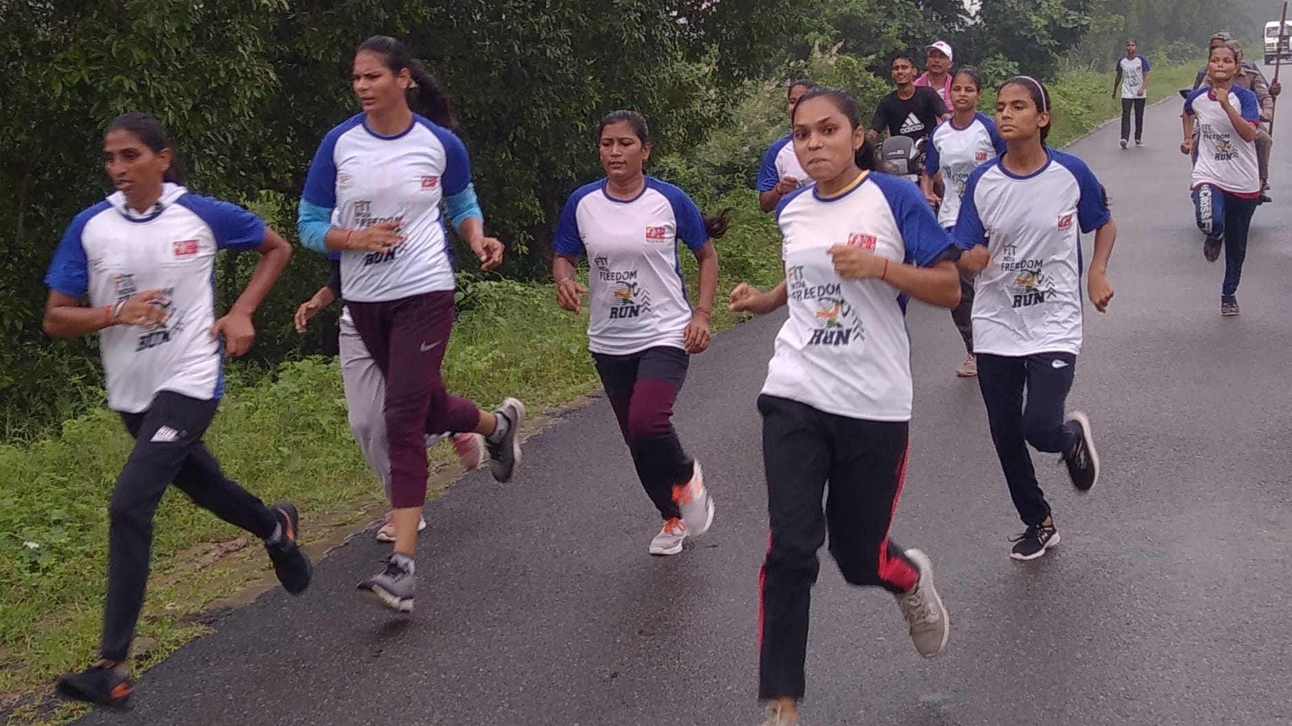 शामली  नेहरू युवा केन्द्र द्वारा आयोजित फ्रीडम रन  दोड प्रतियोगिता में दोड लगाती युवतियां