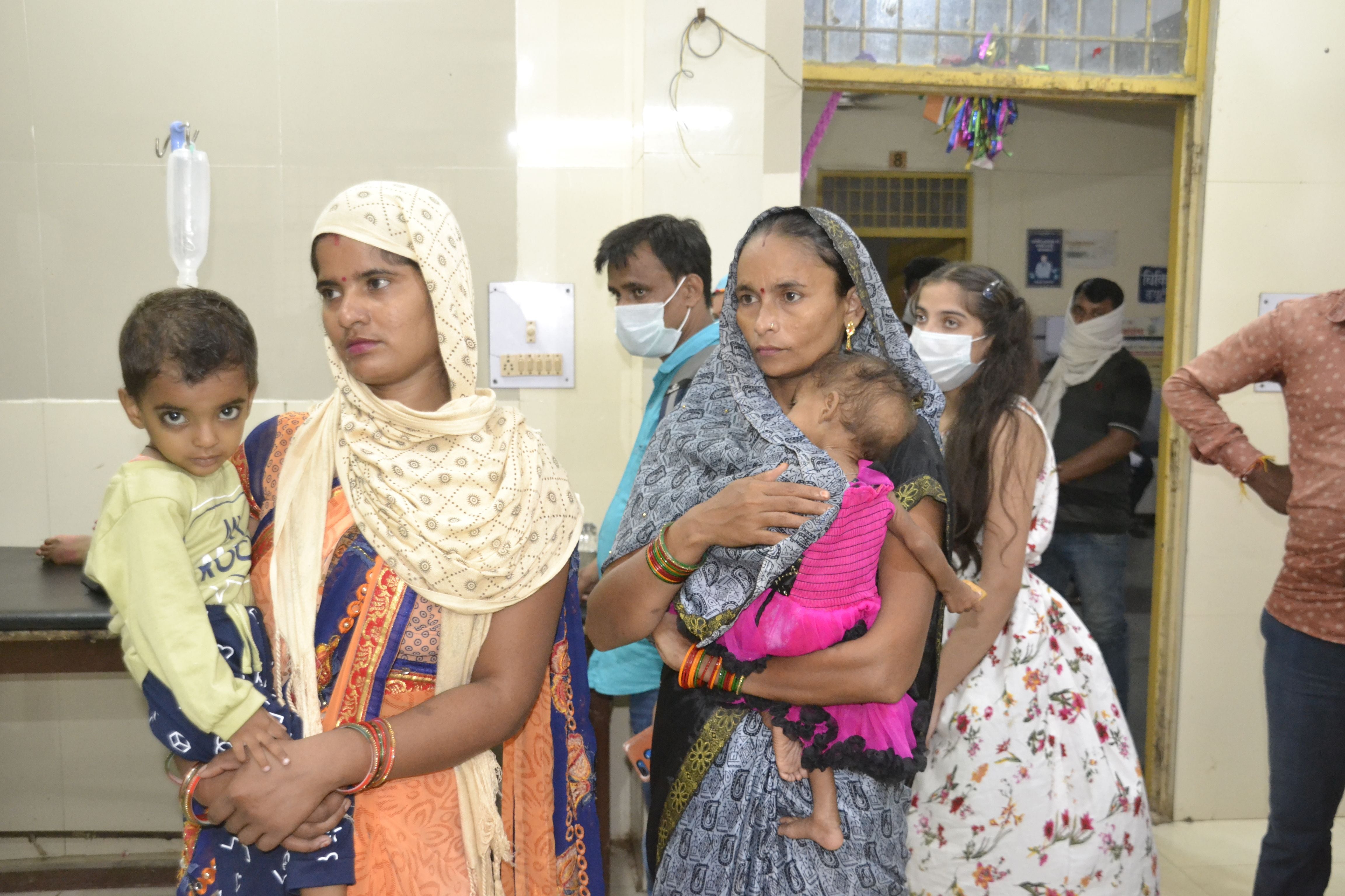 कानपुर देहात में जिला अस्पताल की इमरजेंसी में बीमार बच्चों को लेकर पहुंची महिलाएं। (संवाद) कानपुर देहात में जिला अस्पताल की इमरजेंसी में बीमार बच्चों को लेकर पहुंची महिलाएं। (संवाद)