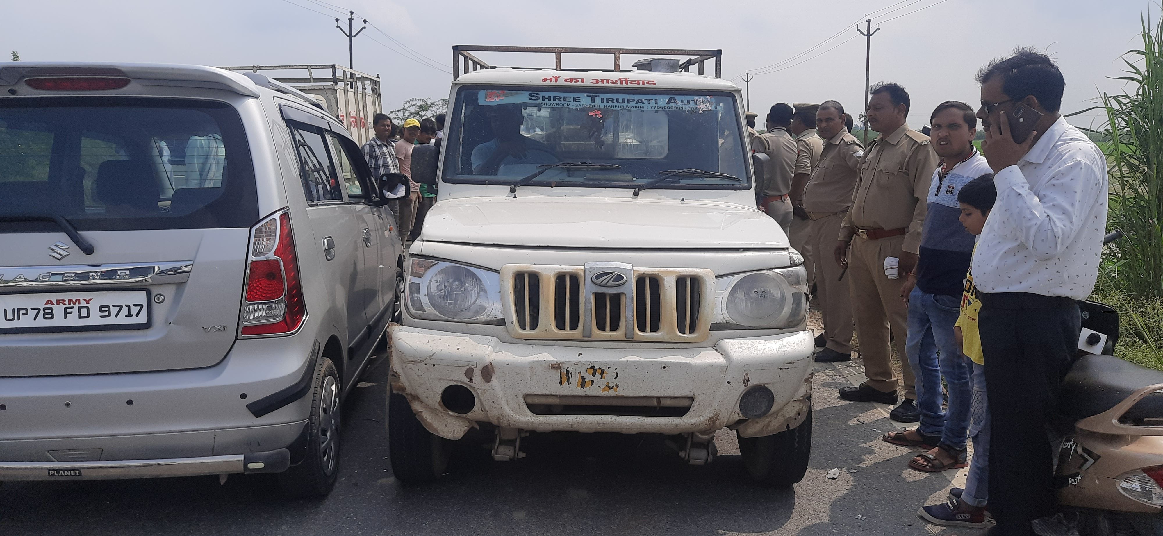 कानपुर देहात में महिला की मौत के बाद घटना स्थल से वाहन हटाती पुलिस। (संवाद) कानपुर देहात में महिला की मौत के बाद घटना स्थल से वाहन हटाती पुलिस। (संवाद)