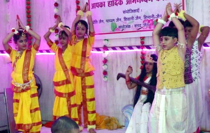 शामली जैन मन्दिर  में दक्ष लक्ष्ण पर्व के दोरान सांस्कृतिक कार्यक्रम प्रस्तुत करते बच्चे
