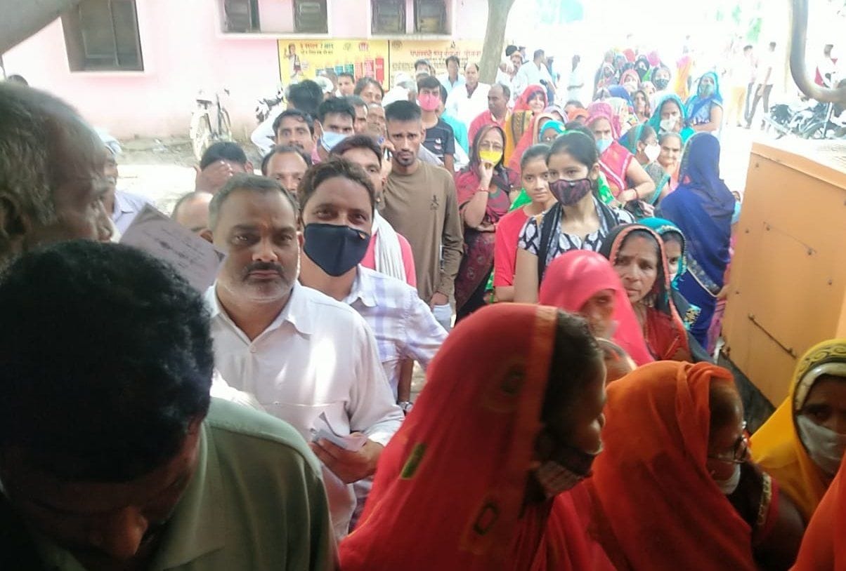 प्राथमिक स्वास्थ्य केंद्र मान्धाता में वैक्सीन लगवाने को लगी लोगों की भीड़। संवाद प्राथमिक स्वास्थ्य केंद्र मान्धाता में वैक्सीन लगवाने को लगी लोगों की भीड़। संवाद