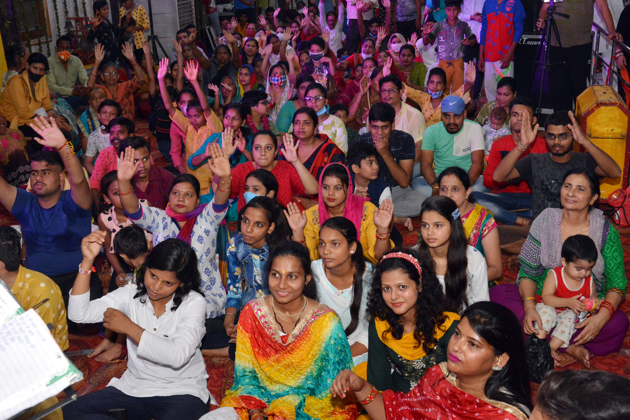 मुजफ्फरनगर के गणपति धाम मंदिर में भजन संध्या में झूमते श्रद्वालु। मुजफ्फरनगर के गणपति धाम मंदिर में भजन संध्या में झूमते श्रद्वालु।