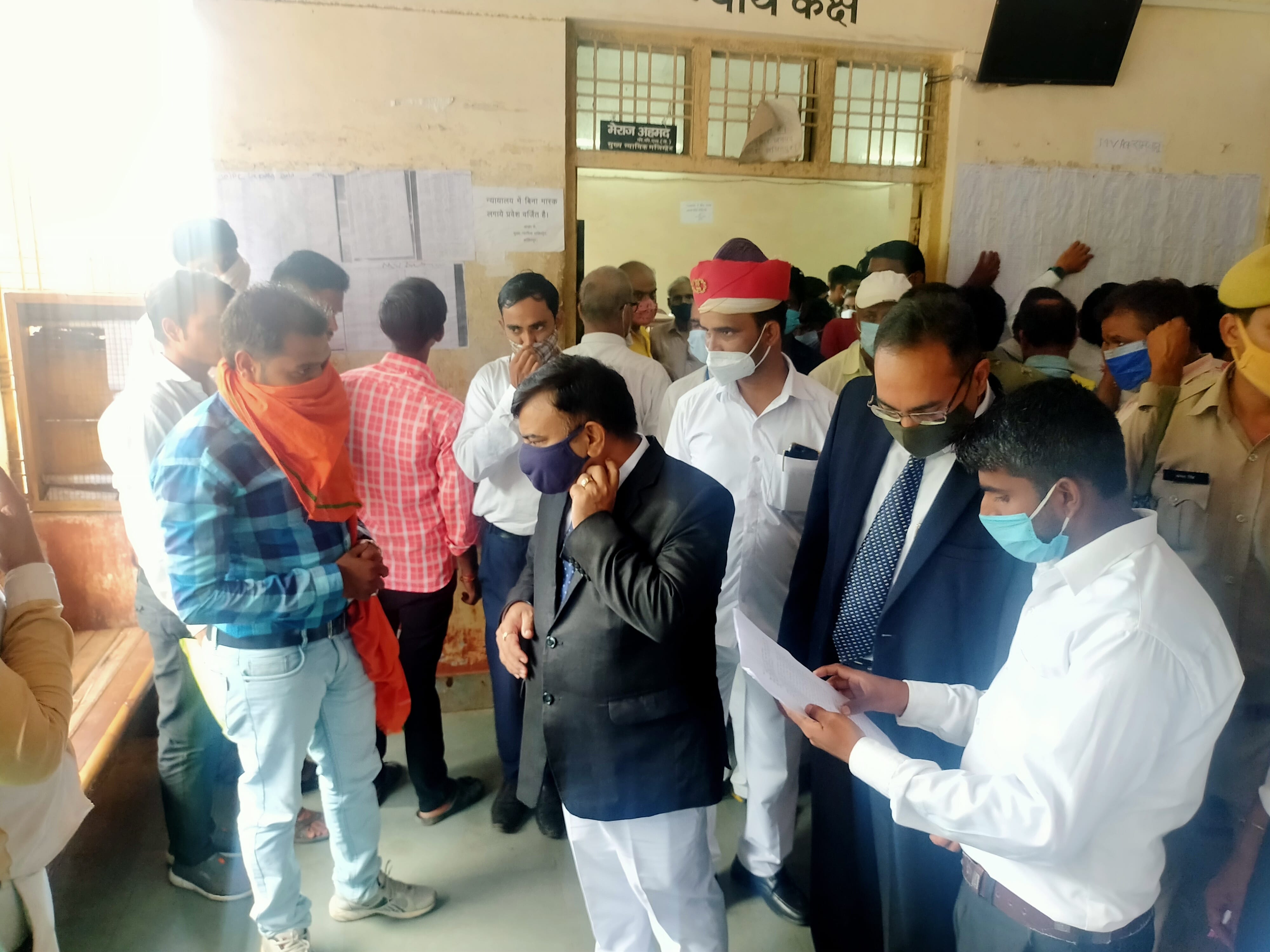वादकारियों की समस्या सुनते जिला जज