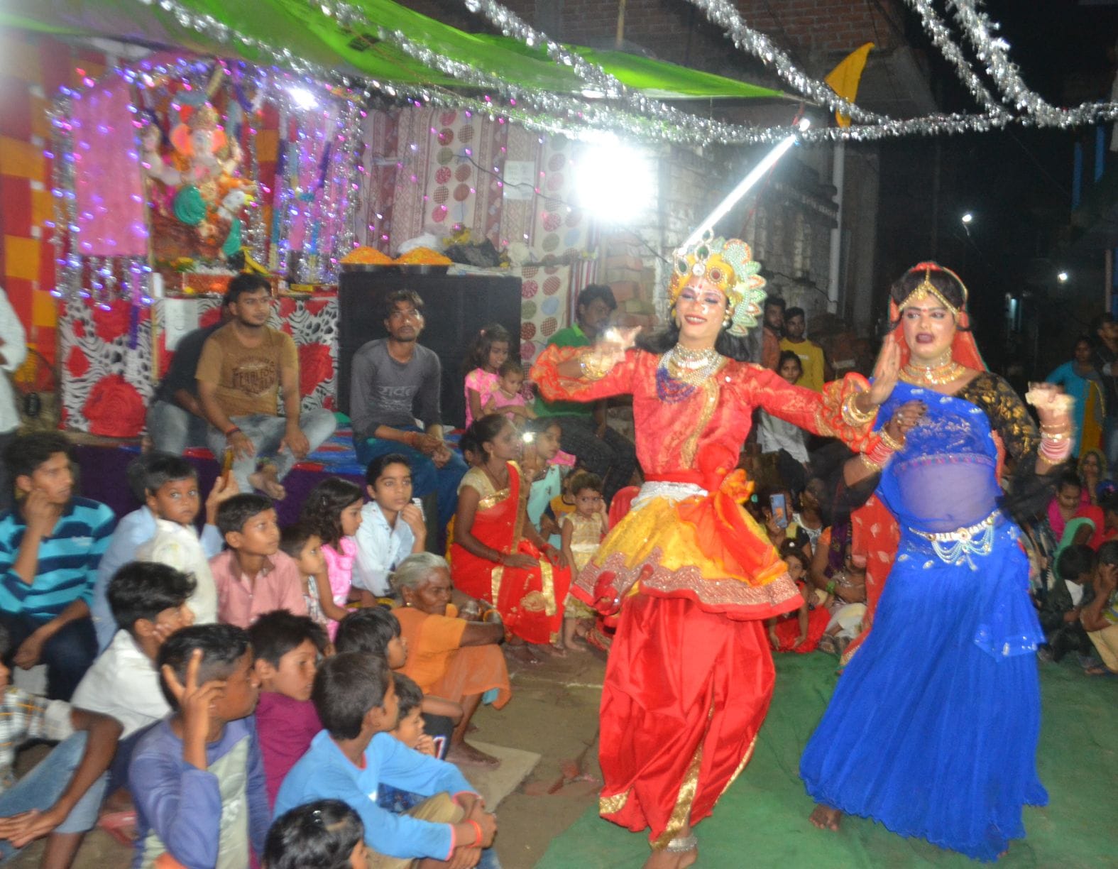 शहर के मोहल्ला बाग लकूला में गणेश पंडाल में नृत्य करते राधा-कृष्ण के स्वरूप। संवाद शहर के मोहल्ला बाग लकूला में गणेश पंडाल में नृत्य करते राधा-कृष्ण के स्वरूप। संवाद