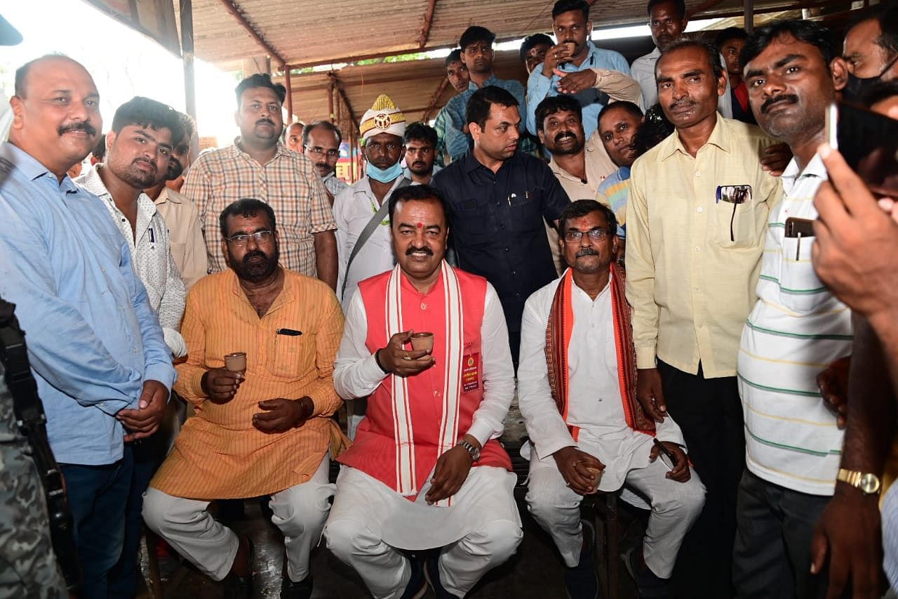 Prayagraj News : लखनऊ जाते समय डिप्टी सीएम केशव प्रसाद मौर्य ने नवाबगंज में चाय की दुकान पर रुककर चाय पी।