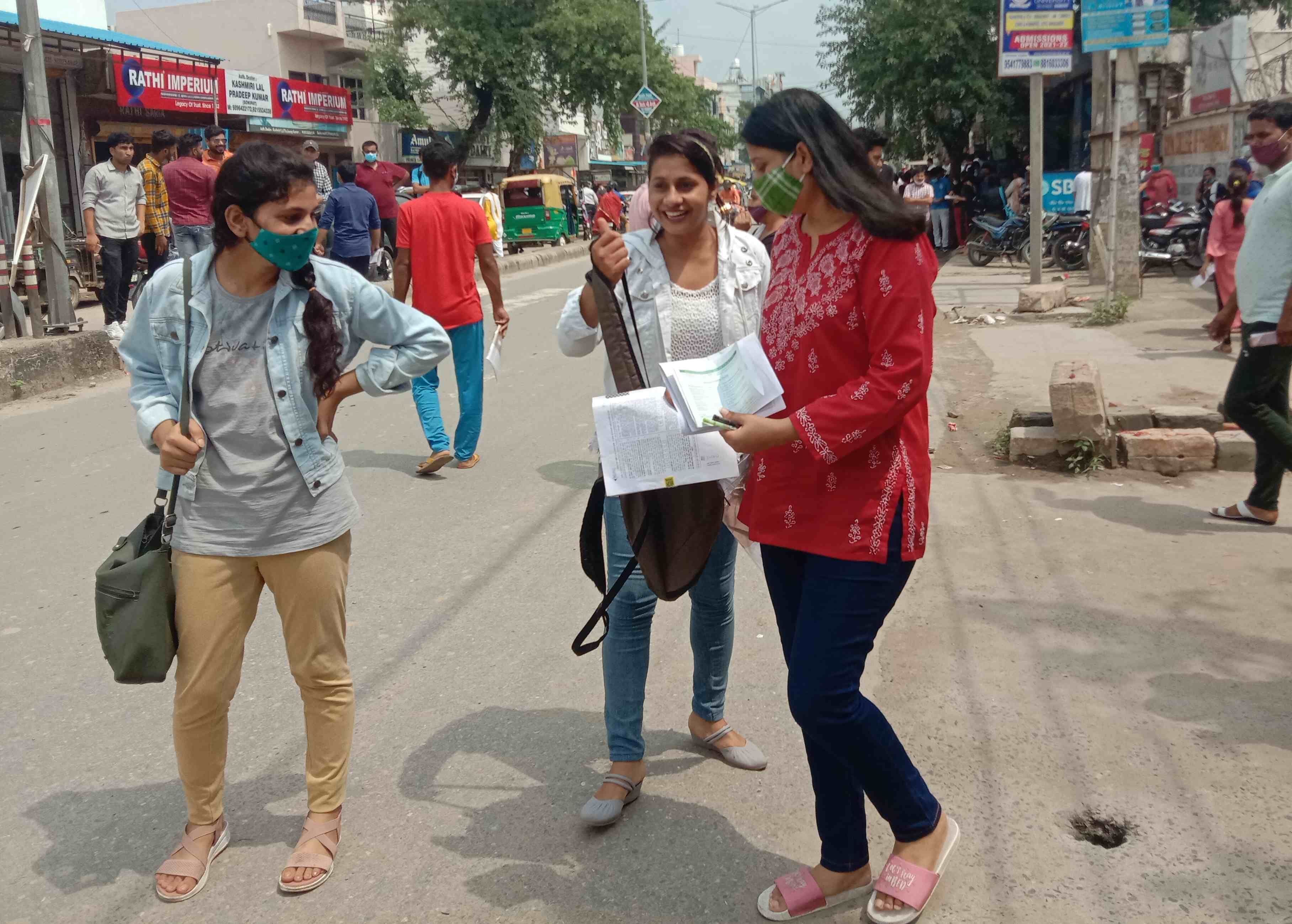 फोटो 28- परीक्षा देकर बाहर निकली परीक्षार्थी परीक्षा में आए प्रश्रों को लेकर बातचीत करते हुए। फोटो 28- परीक्षा देकर बाहर निकली परीक्षार्थी परीक्षा में आए प्रश्रों को लेकर बातचीत करते हुए।