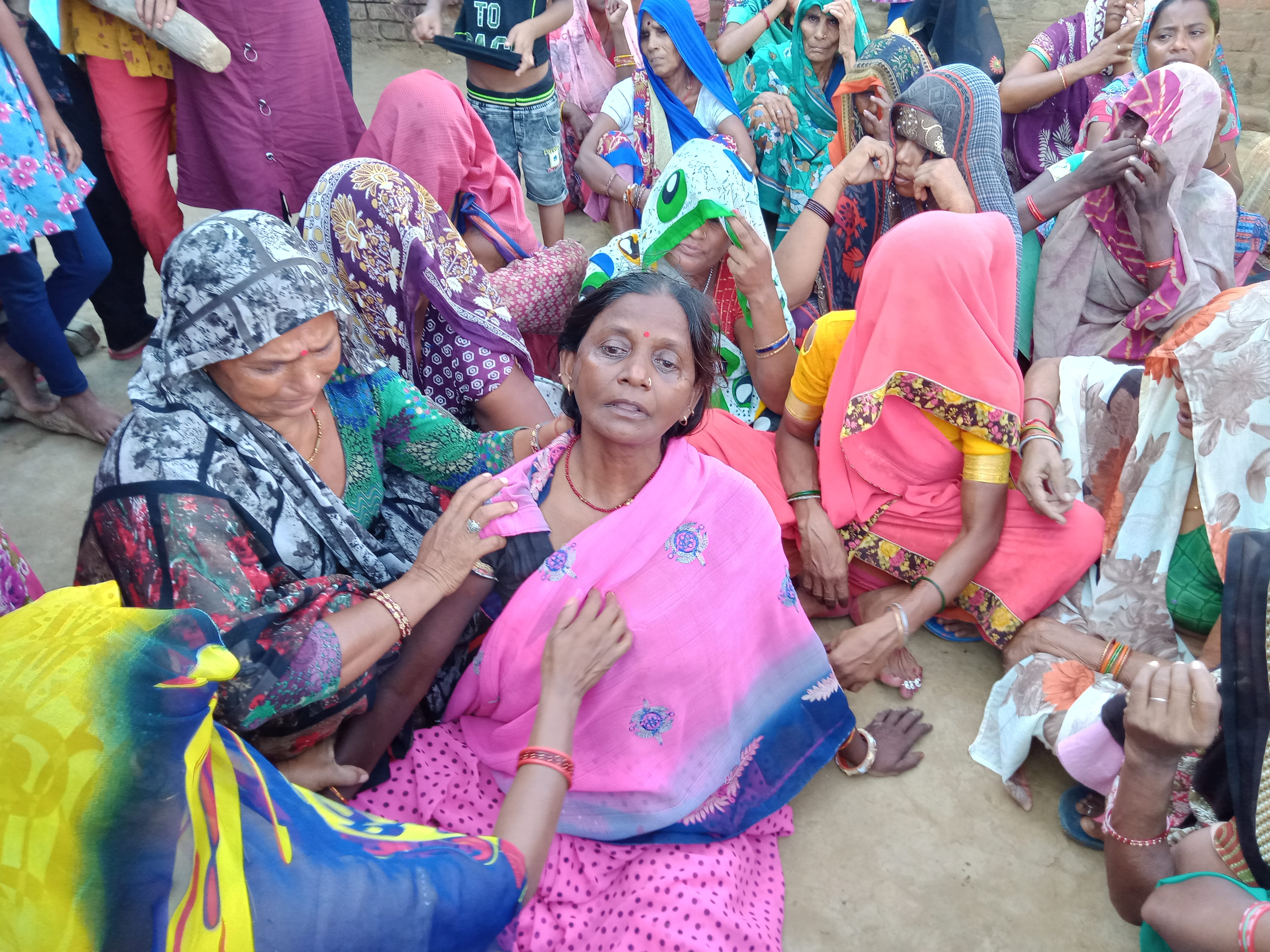 अपने बेटे की मौत के बाद बेसुद्घ शारदा देवी