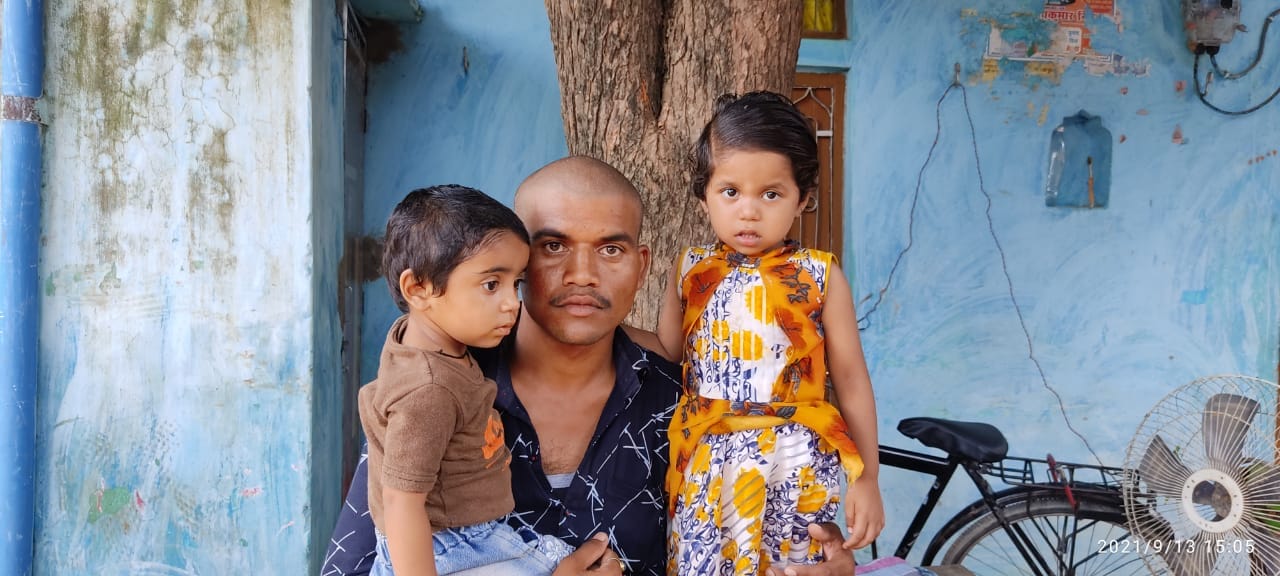 मृतिका रेनू के पति विवेक कुमार अपनी बेटियों के साथ मृतिका रेनू के पति विवेक कुमार अपनी बेटियों के साथ