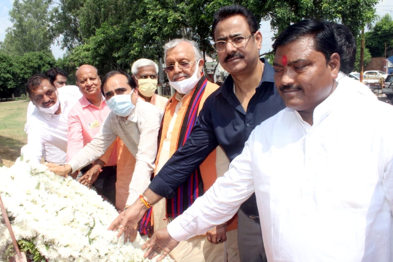 अमरोहा कलक्ट्रेट में शहीद स्मारक के लोकार्पण के दौरान पुष्प अर्पित करते संसदीय कार्य, वित्त और च? अमरोहा कलक्ट्रेट में शहीद स्मारक के लोकार्पण के दौरान पुष्प अर्पित करते संसदीय कार्य, वित्त और च?