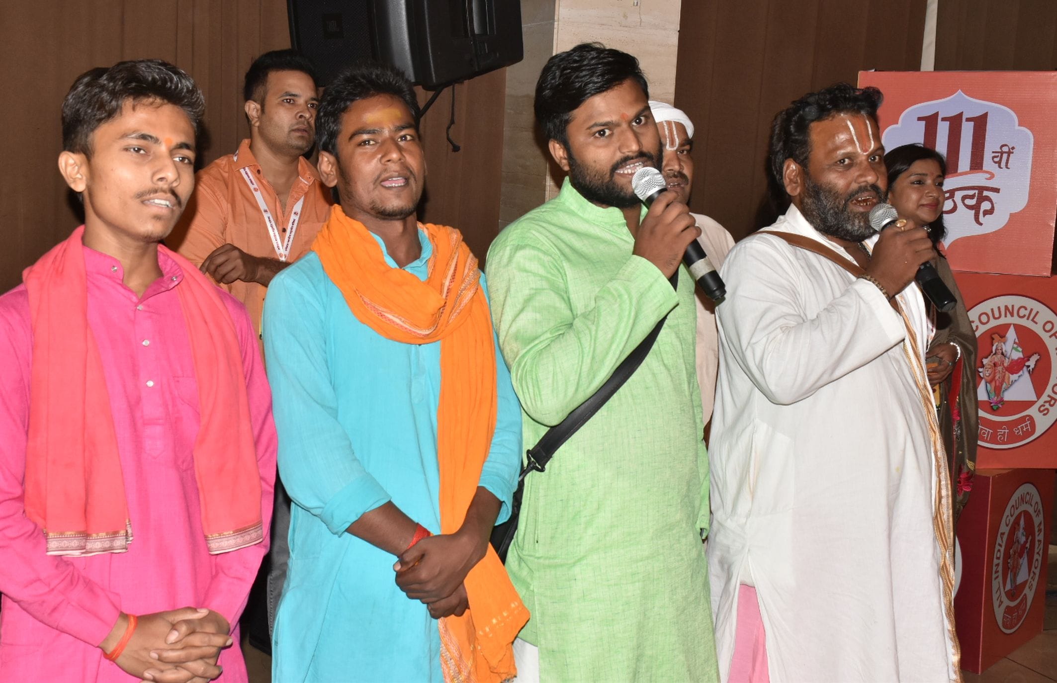 अयोध्या-देवकाली स्थित होटल में अखिल भारतीय महापौर परिषद की 111वीं बैठक के पूर्व पाठ करते संत अयोध्या-देवकाली स्थित होटल में अखिल भारतीय महापौर परिषद की 111वीं बैठक के पूर्व पाठ करते संत