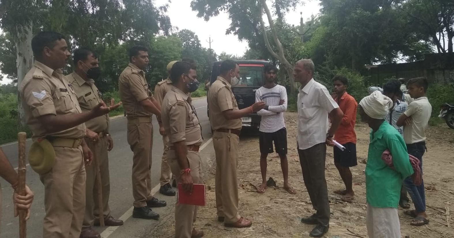 आकाश की मौत के बाद जानकारी करते पुलिस कर्मी। संवाद आकाश की मौत के बाद जानकारी करते पुलिस कर्मी। संवाद