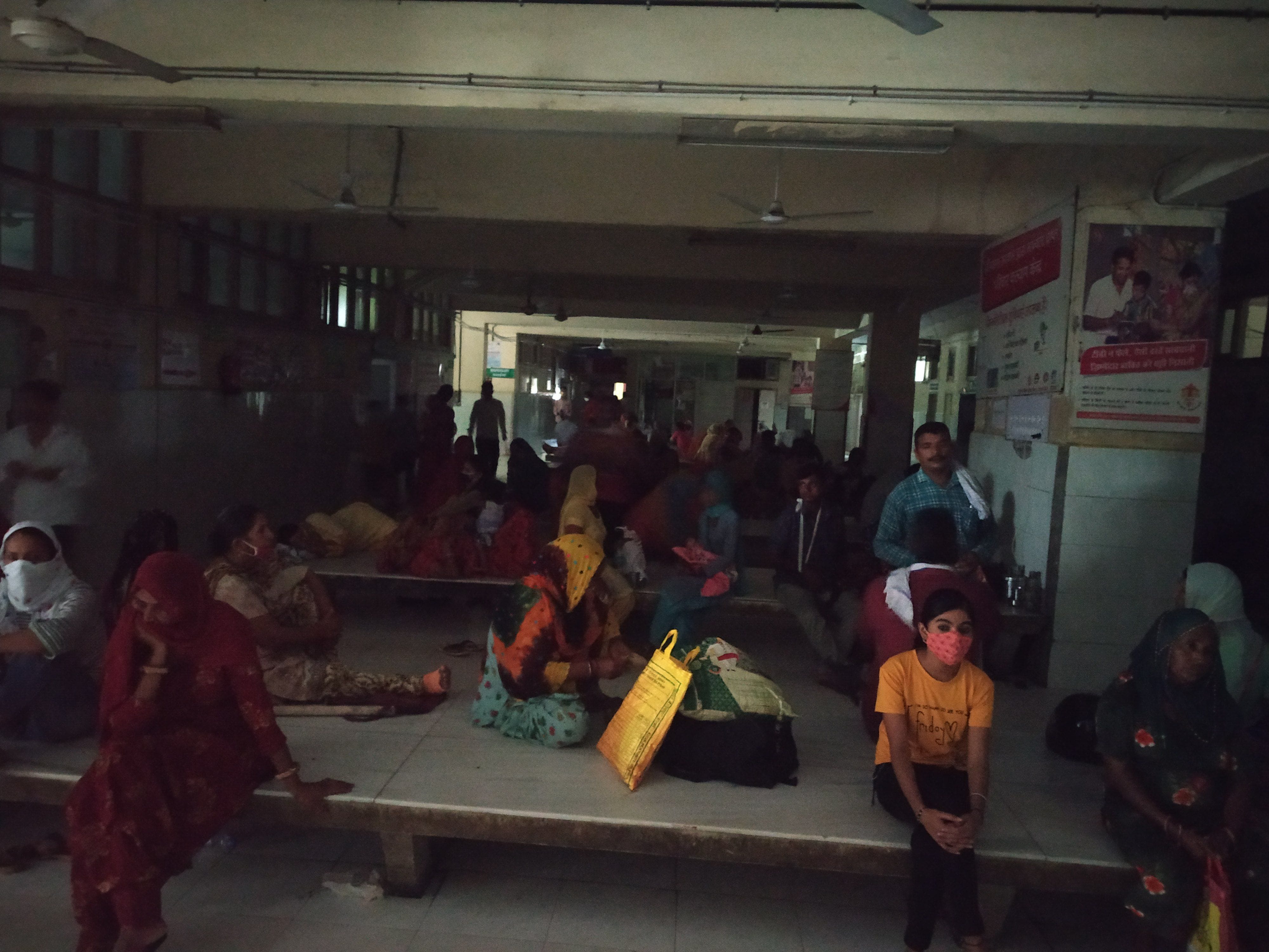 नागरिक अस्पताल में बिजली गुल होने के कारण अंधेरे में बैठे मरीज। नागरिक अस्पताल में बिजली गुल होने के कारण अंधेरे में बैठे मरीज।
