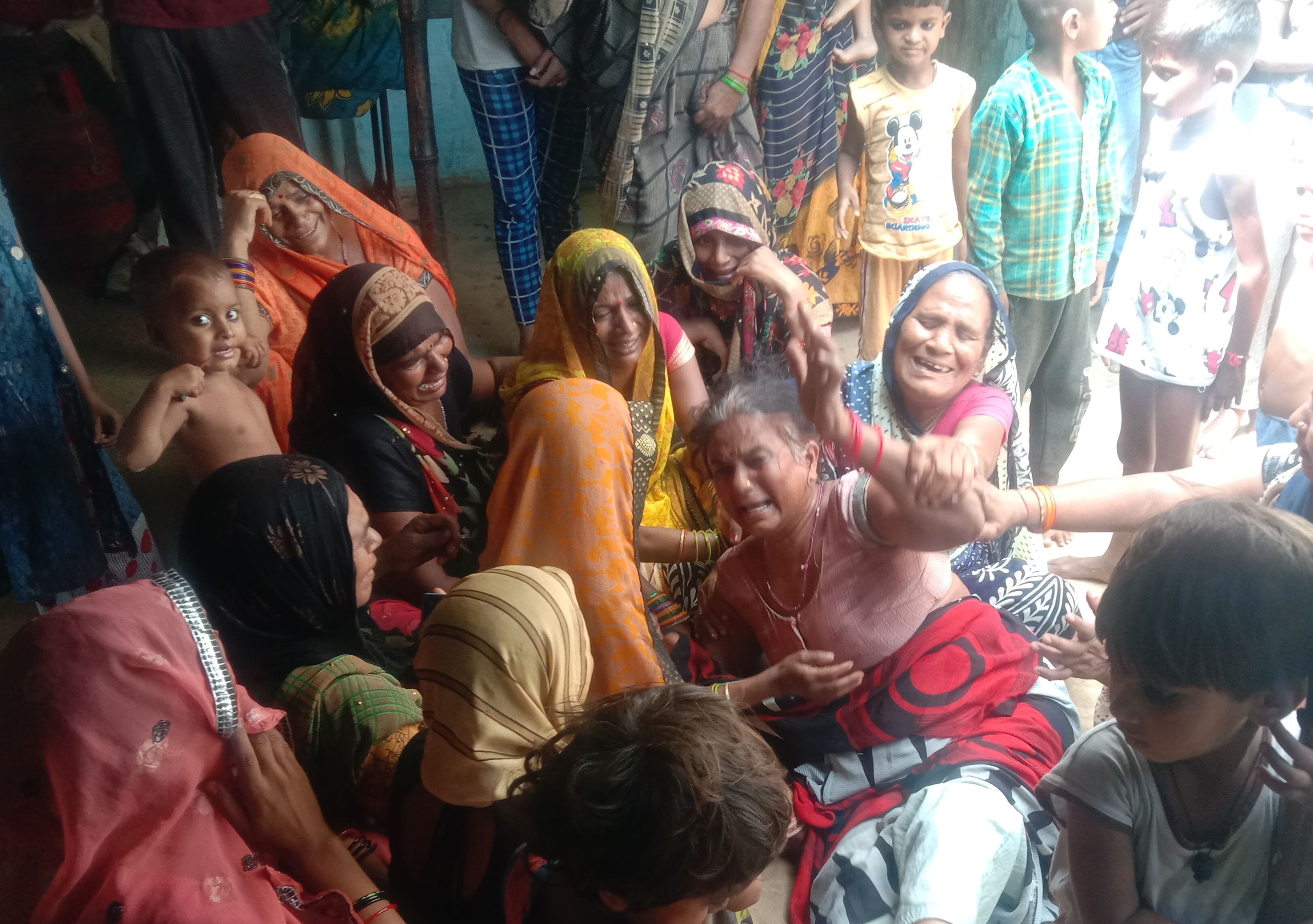 कानपुर देहात में भारत सिंह की मौत पर बिलखते परिजन। (संवाद) कानपुर देहात में भारत सिंह की मौत पर बिलखते परिजन। (संवाद)