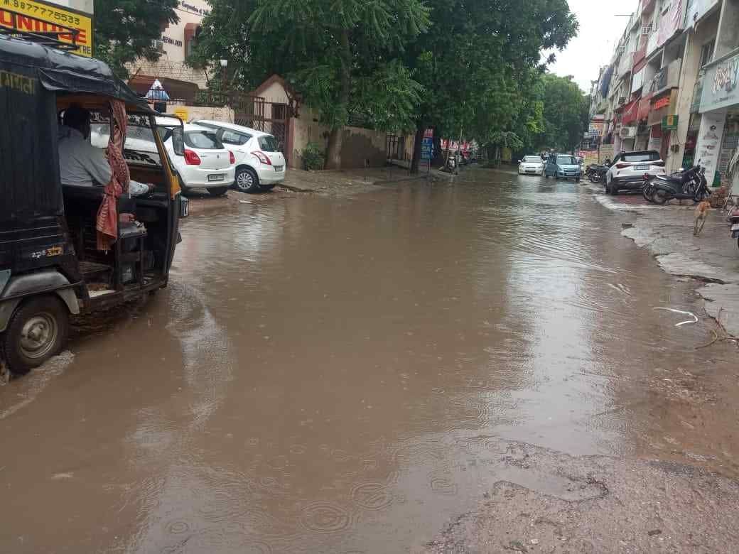 बदहाल सड़क पर भरा दूषित पानी। बदहाल सड़क पर भरा दूषित पानी।