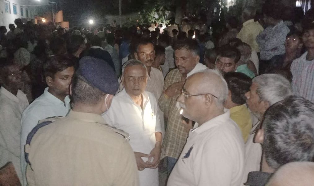 कुएं में बच्चे व नाना के डूबने की सूचना पर मौके पर लोगों से जानकारी लेते पूर्व विधायक उदयराज यादव? कुएं में बच्चे व नाना के डूबने की सूचना पर मौके पर लोगों से जानकारी लेते पूर्व विधायक उदयराज यादव?