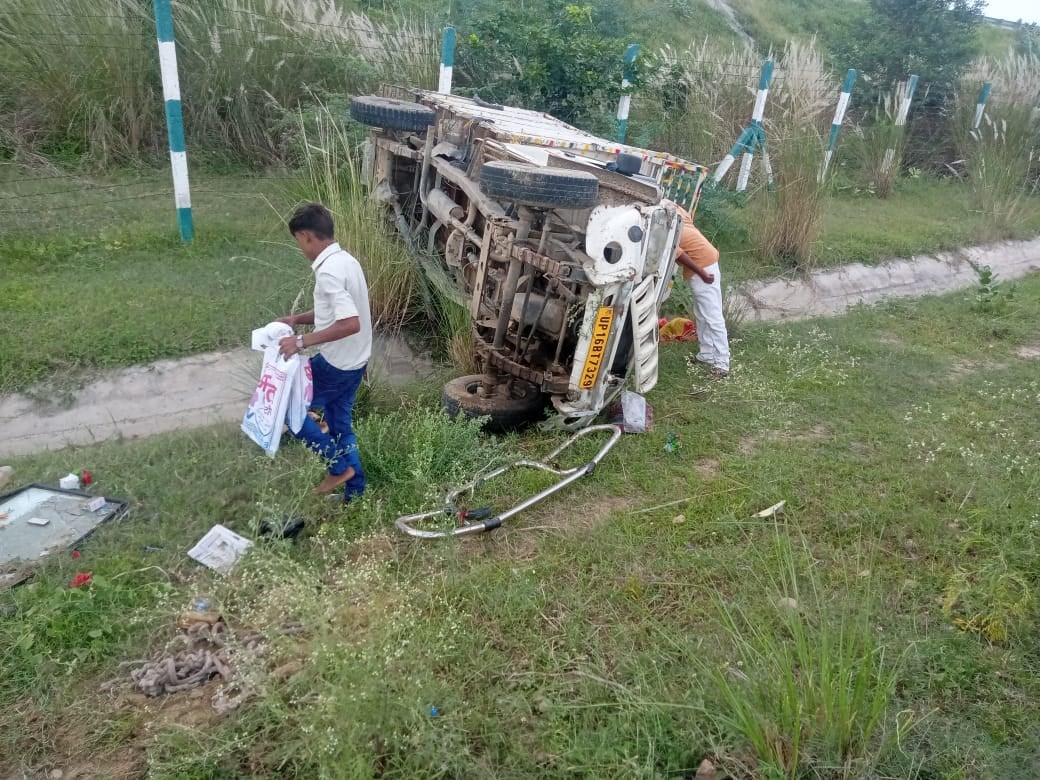एक्सप्रेसवे की सर्विस रोड पर एक्सीडेंट के बाद क्षतिग्रस्त पिकअप