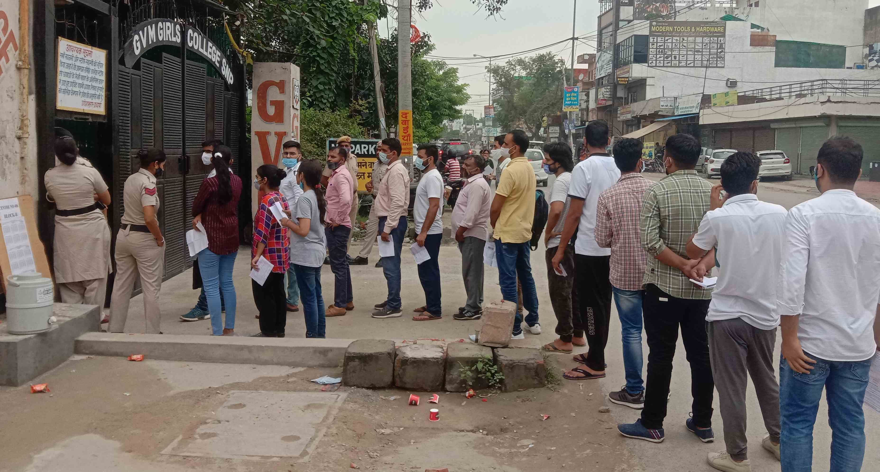 जीवीएम कन्या महाविद्यालय के गेट पर प्रवेश के लिए लगी परीक्षार्थियों की लाइन। संवाद जीवीएम कन्या महाविद्यालय के गेट पर प्रवेश के लिए लगी परीक्षार्थियों की लाइन। संवाद