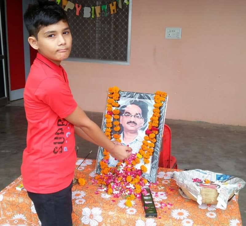 श्रृद्घांजलि सभा में पुष्प अर्पित करने के दौरान फफककर रोता पुत्र कृष्णा श्रृद्घांजलि सभा में पुष्प अर्पित करने के दौरान फफककर रोता पुत्र कृष्णा