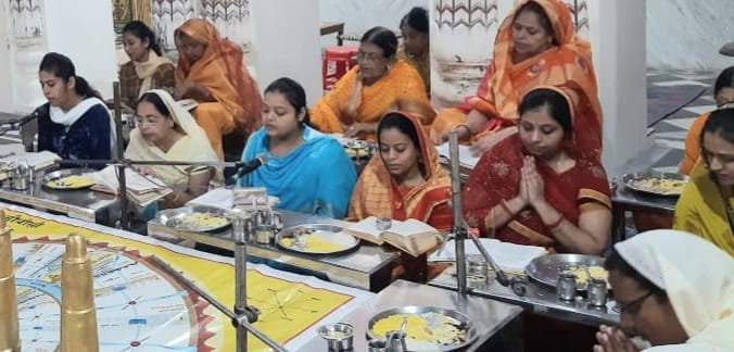 सुल्तानपुर में पूजा अर्चना करते जैन साधक सुल्तानपुर में पूजा अर्चना करते जैन साधक