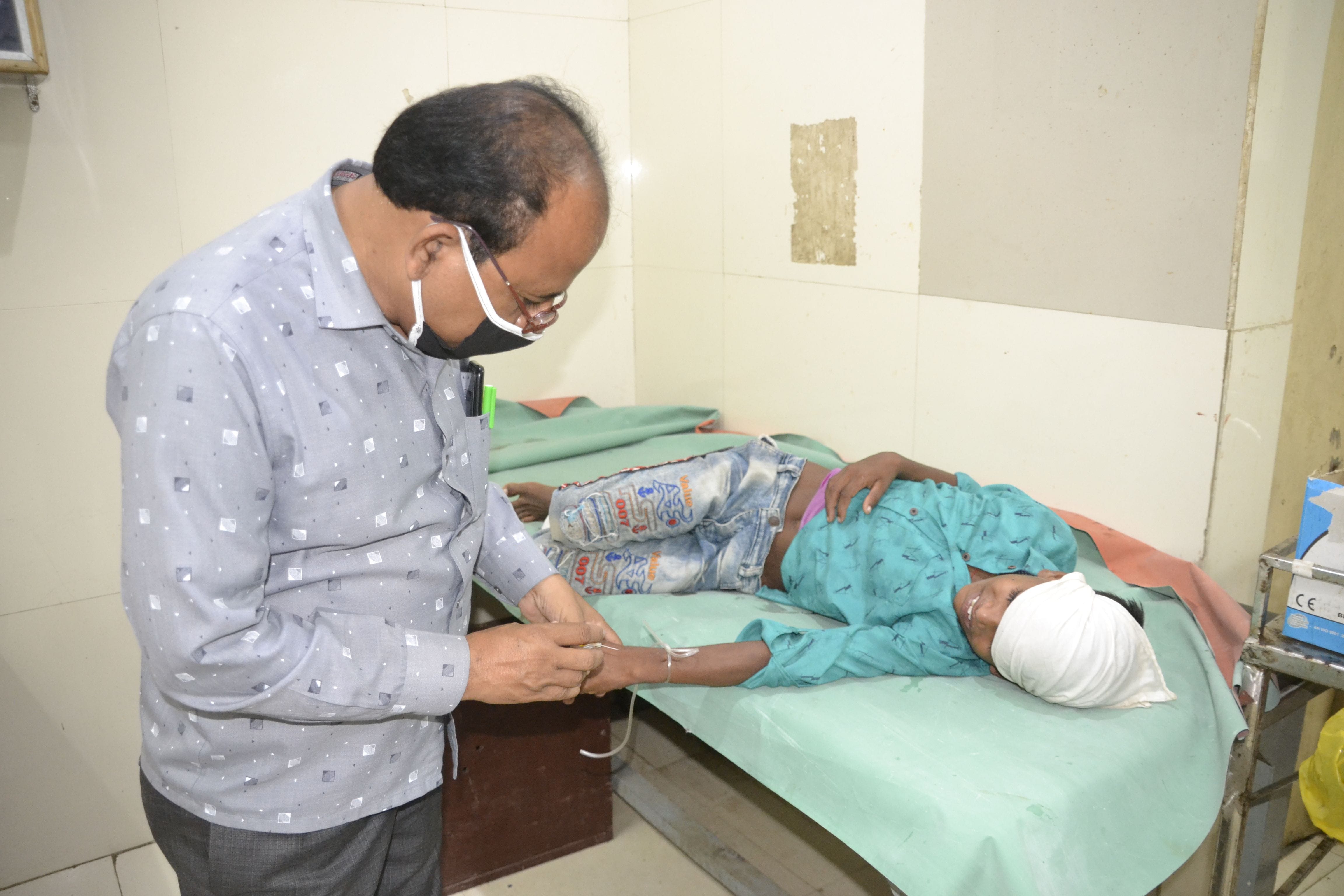 कानपुर देहात के जिला अस्पताल की इमरजेंसी में बुखार पीड़ित बच्चे का इलाज करते चिकित्सक। (संवाद) कानपुर देहात के जिला अस्पताल की इमरजेंसी में बुखार पीड़ित बच्चे का इलाज करते चिकित्सक। (संवाद)