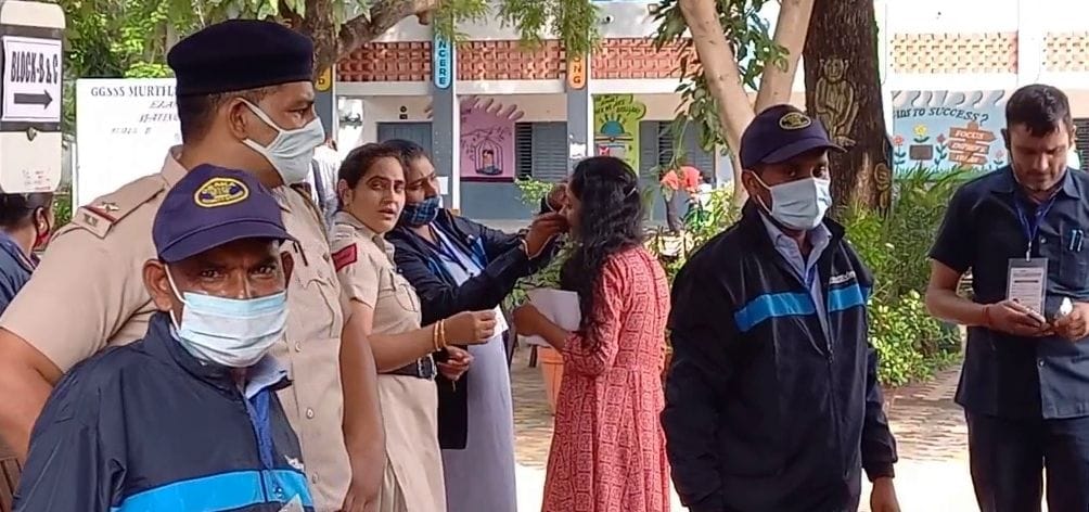 हिंदू कन्या महाविद्यालय में बनाए गए परीक्षा केंद्र में प्रवेश से पूर्व महिला परीक्षार्थी की नथ ? हिंदू कन्या महाविद्यालय में बनाए गए परीक्षा केंद्र में प्रवेश से पूर्व महिला परीक्षार्थी की नथ ?