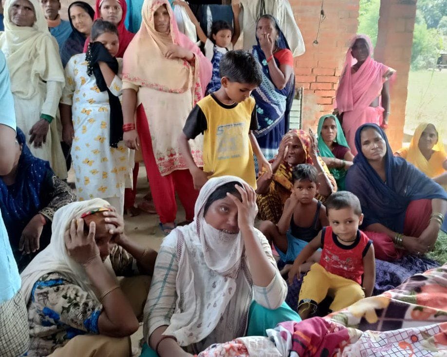 पट्टी कोतवाली के सधईपुर में युवक के आत्महत्या करने पर बिलखते परिजन। संवाद