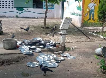 प्राथमिक विद्यालय दुहारकी में मिड डे मील के फैले पड़े बर्तन
