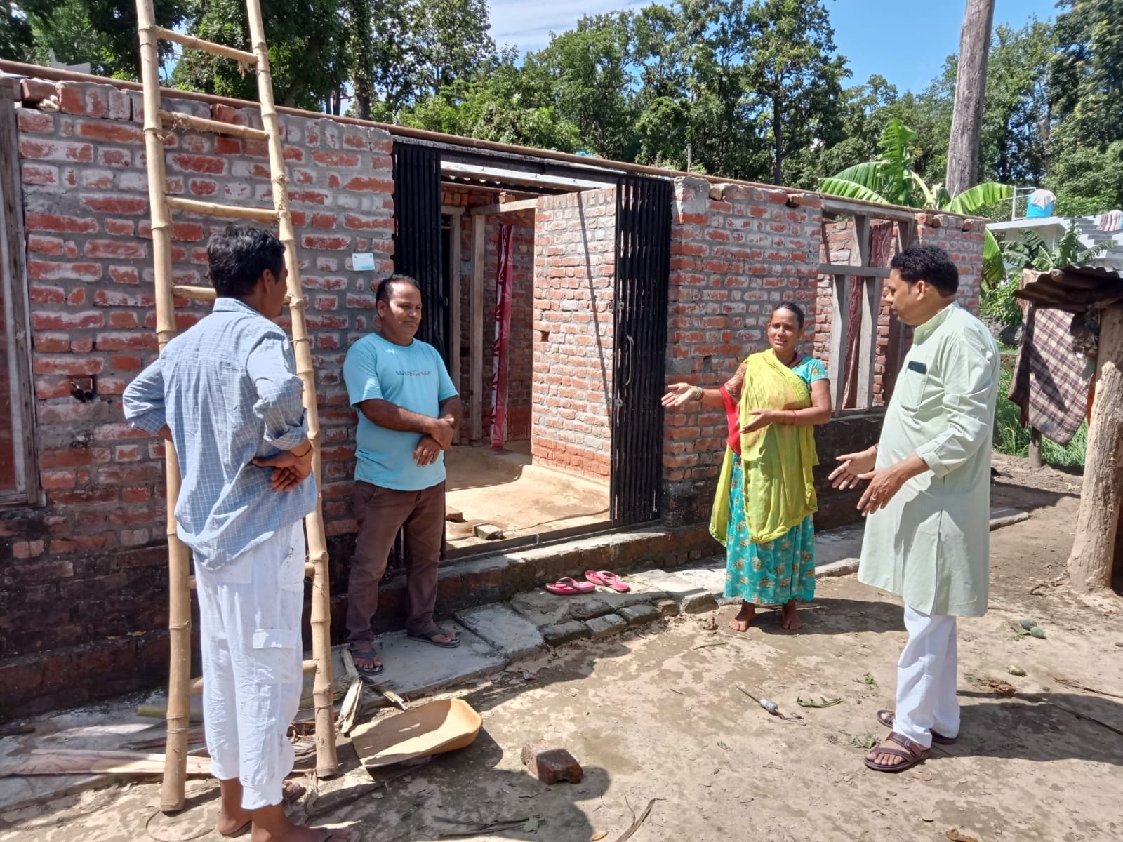 खटीमा में लोहियाहेड नहर पार हिम्मत चंद के मकान की उड़ी छत को मुआयना करते प्रदेश कांग्रेस कार्यका?