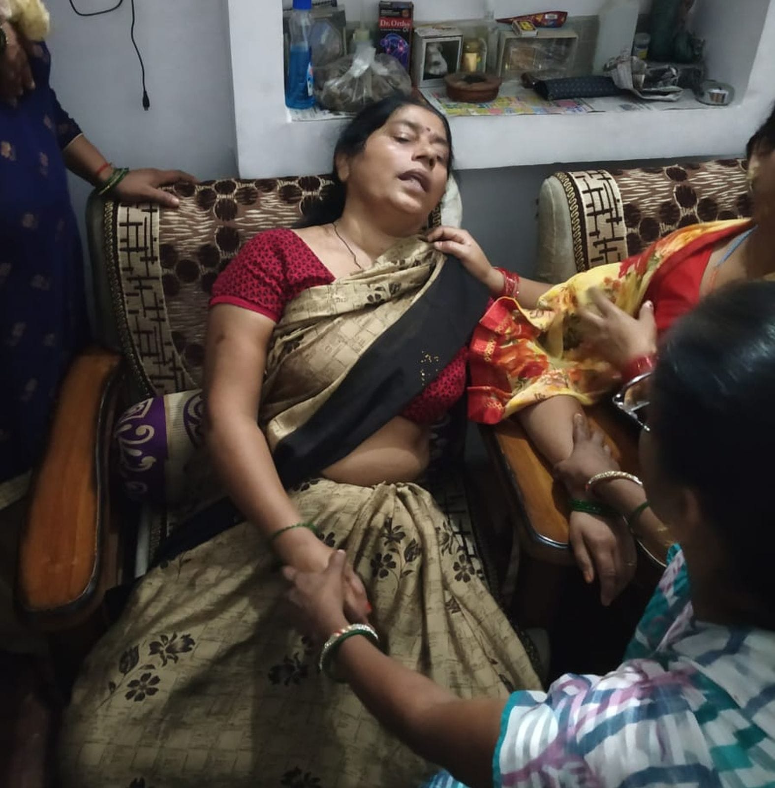 फतेहगढ़ के मोहल्ला नगला नैन में चोरी के बाद अचेत हुई महिला। संवाद फतेहगढ़ के मोहल्ला नगला नैन में चोरी के बाद अचेत हुई महिला। संवाद
