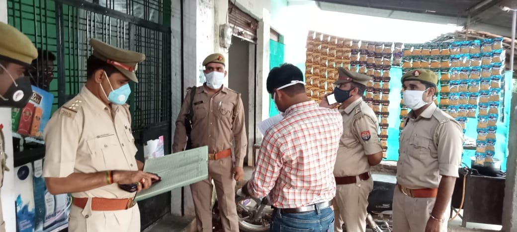 कैप्सन -1- लहन नष्ट करती पुलिस 2 - दुकानों का निरीक्षण करते सीओ इमरान अहमद कैप्सन -1- लहन नष्ट करती पुलिस 2 - दुकानों का निरीक्षण करते सीओ इमरान अहमद