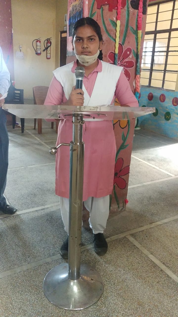 विचार व्यक्त करती छात्रा
