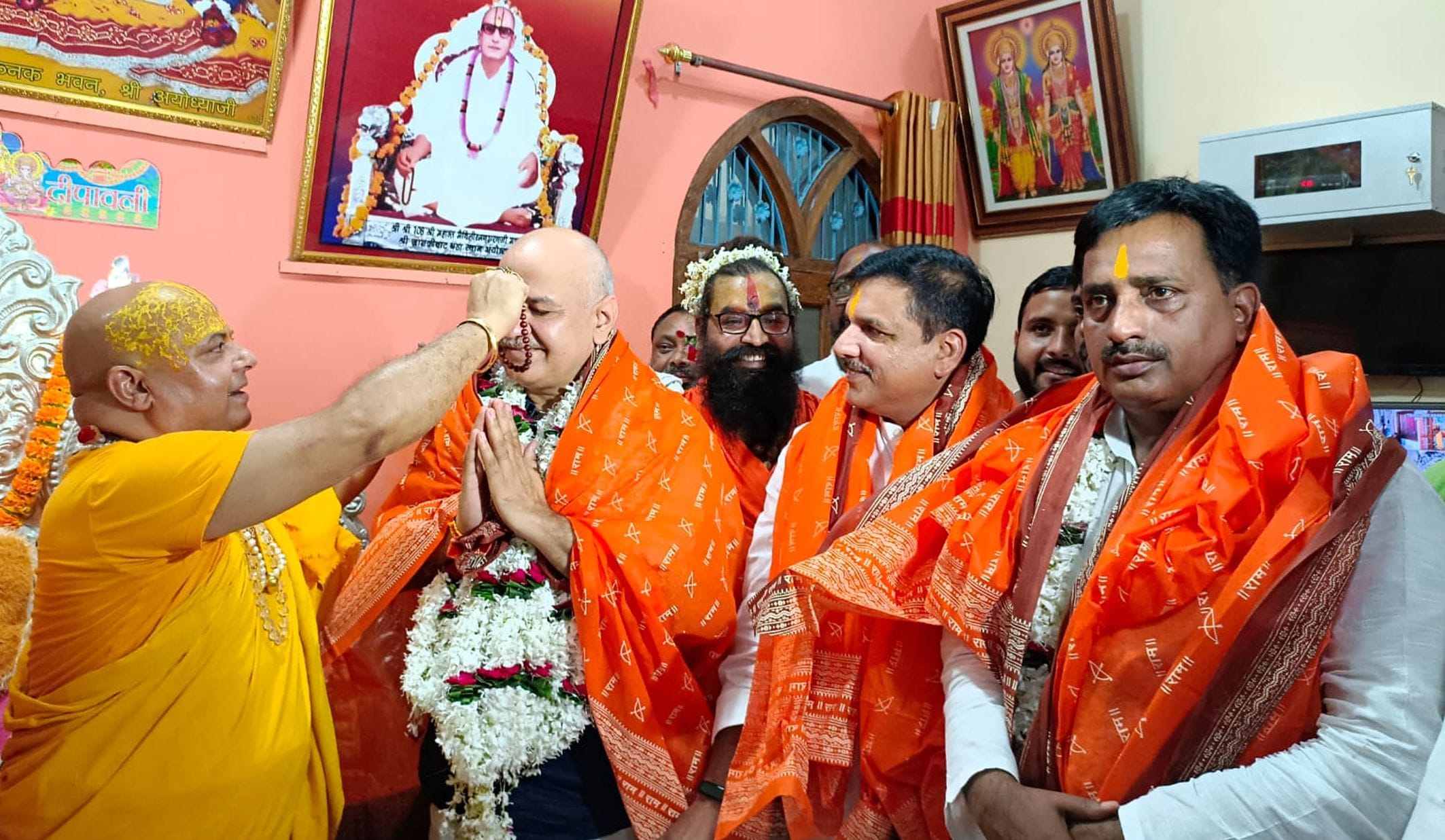 अयोध्या-जानकी घाट बड़ा स्थान के महंत जनमेजयशरण से भेंट कर आशीर्वाद लेते दिल्ली के उपमुख्यमंत्री अयोध्या-जानकी घाट बड़ा स्थान के महंत जनमेजयशरण से भेंट कर आशीर्वाद लेते दिल्ली के उपमुख्यमंत्री