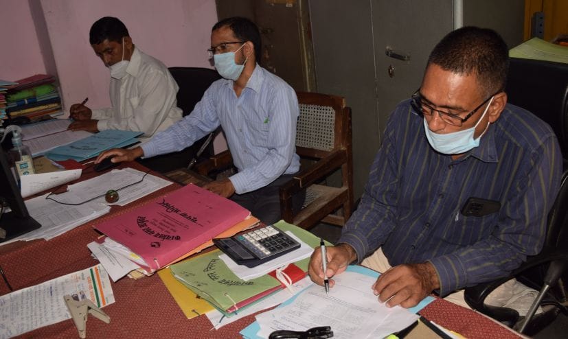 नगर निगम के निर्माण अनुभाग में ड्यूटी करते कर्मचारी।