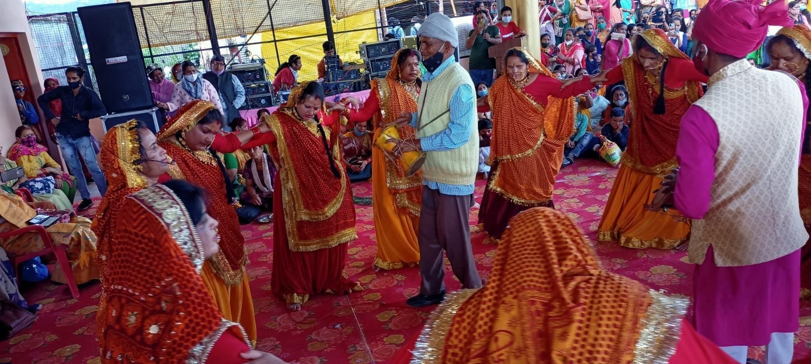 अल्मोड़ा के नंदादेवी मेले में झोड़ा गाती महिलाएं।