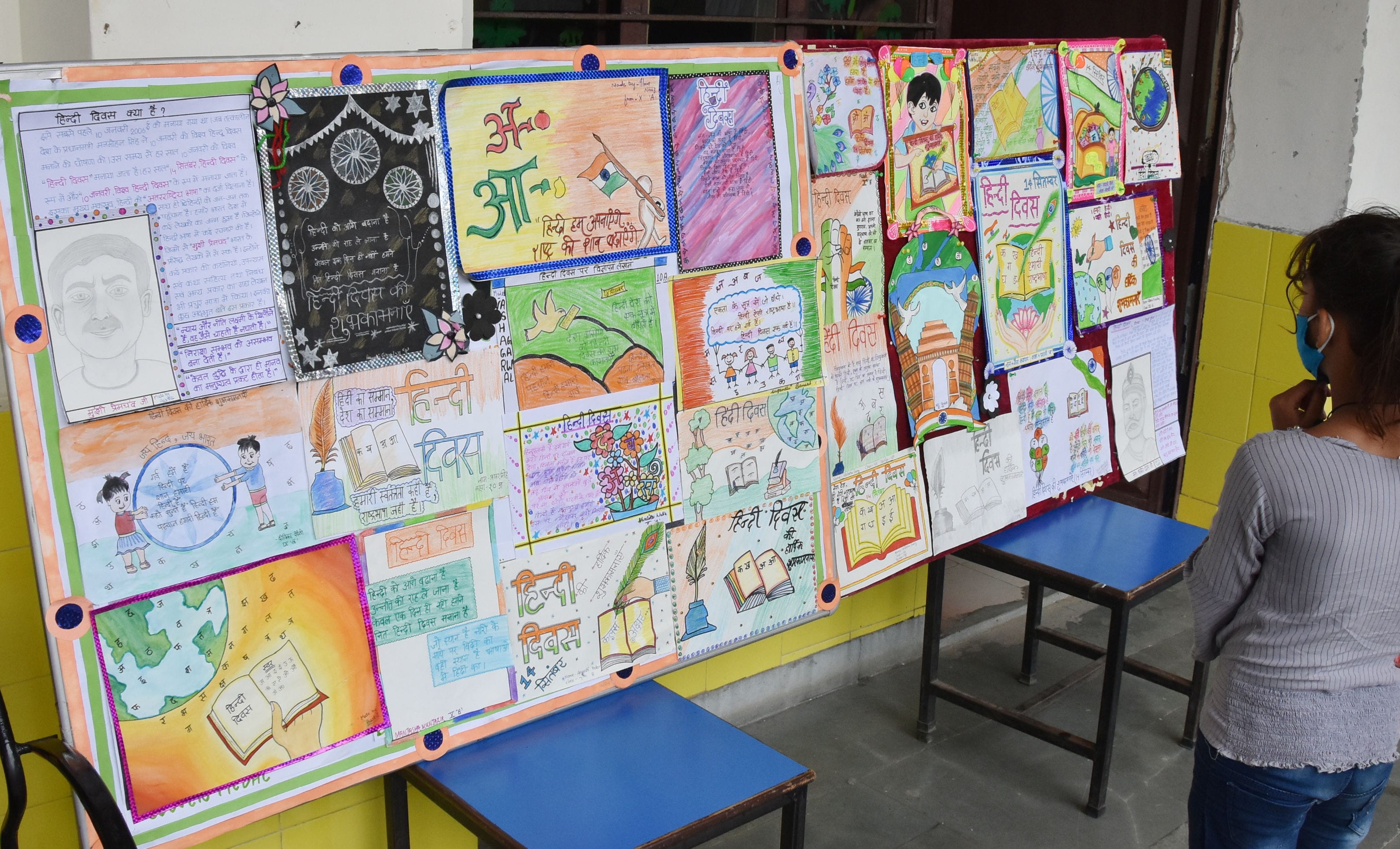 बेहट़ रोड़ स्थित डीएवी पब्लिक स्कूल में हिन्दी है हम के तहत सुलेख लेखन कार्यक्रम में बनाये गये हि