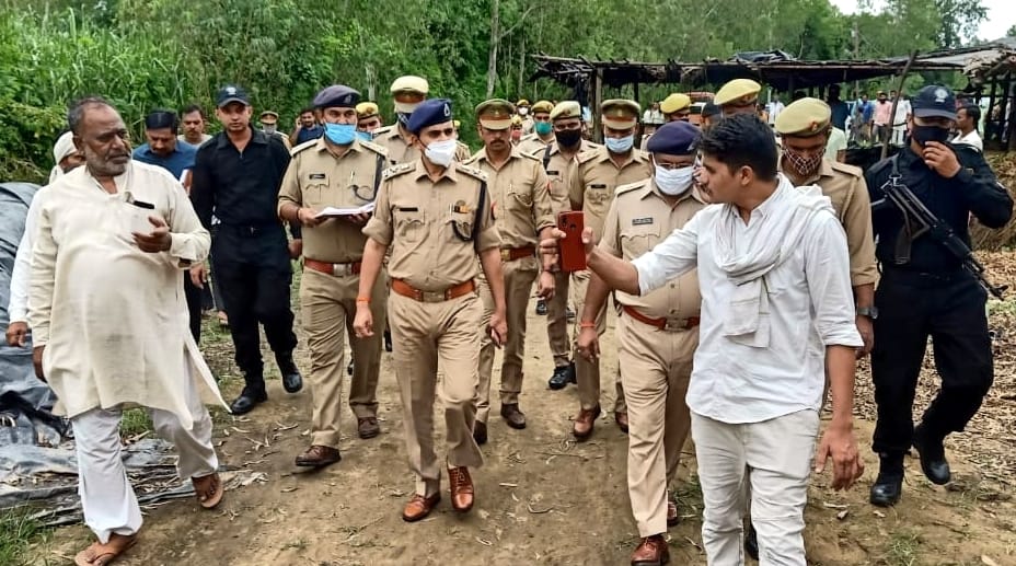 बिजनौर के ग्राम भोगनवाला में कोल्हू स्वामी के हत्या के बाद जानकारी लेते एसपी डा.धर्मवीर सिंह। बिजनौर के ग्राम भोगनवाला में कोल्हू स्वामी के हत्या के बाद जानकारी लेते एसपी डा.धर्मवीर सिंह।