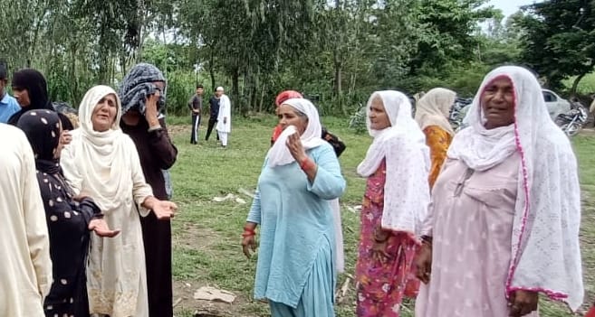 बिजनौर के ग्राम भोगनवाला में कोल्हू स्वामी के हत्या के बाद विलाप करते परिजन। बिजनौर के ग्राम भोगनवाला में कोल्हू स्वामी के हत्या के बाद विलाप करते परिजन।