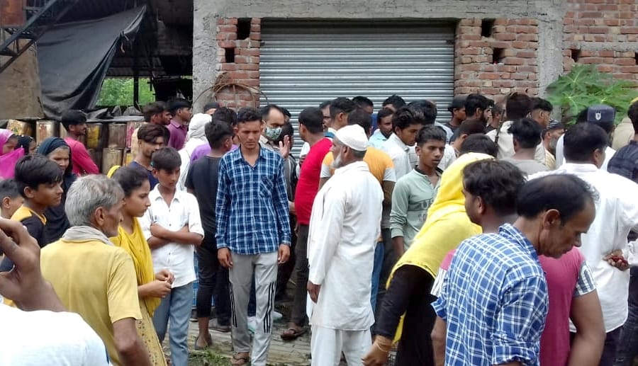 बिजनौर के ग्राम भोगनवाला में कोल्हू स्वामी की हत्या के बाद मौके पर जमा भीड़। बिजनौर के ग्राम भोगनवाला में कोल्हू स्वामी की हत्या के बाद मौके पर जमा भीड़।
