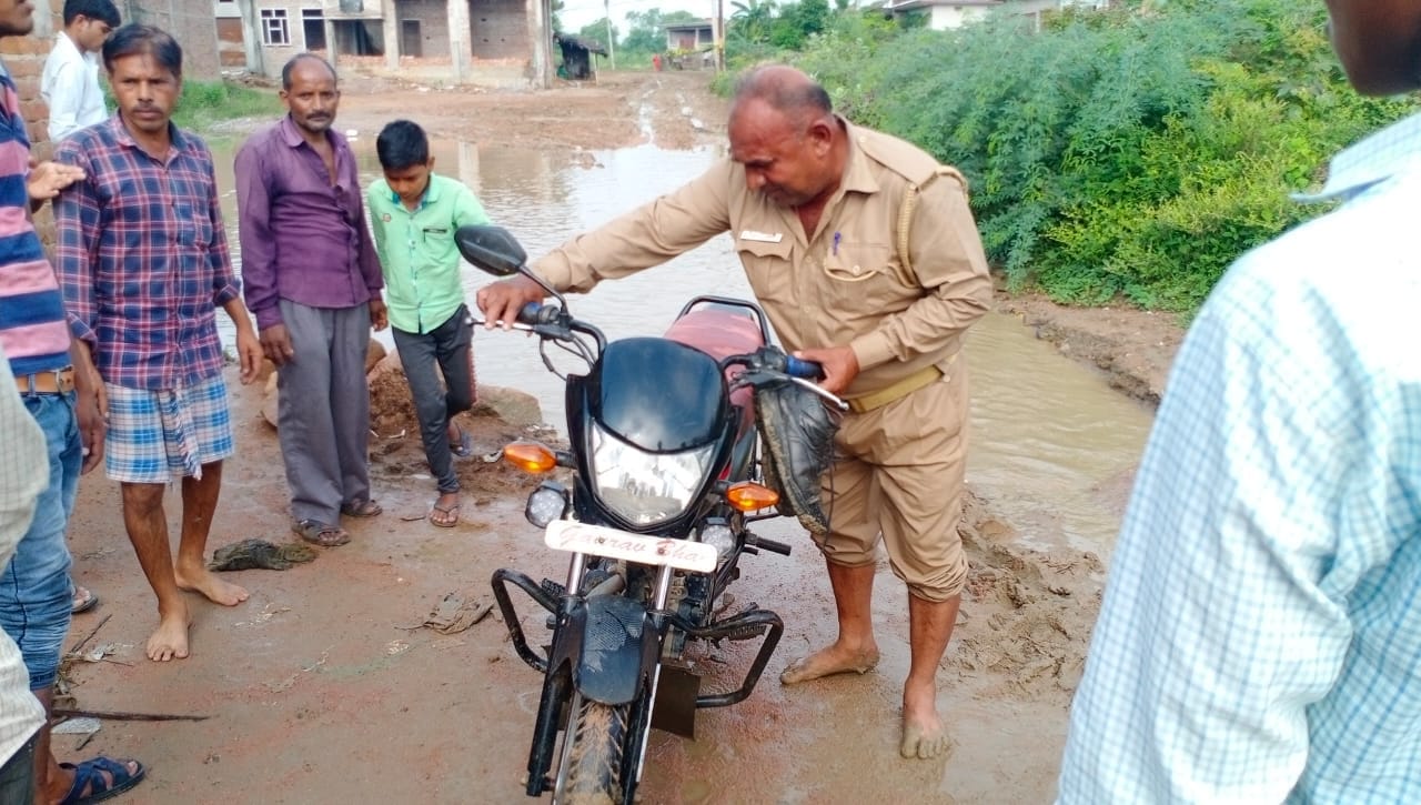 पिसनारी बाग की गली में दलदल से बाइक निकालता होमगार्ड पिसनारी बाग की गली में दलदल से बाइक निकालता होमगार्ड