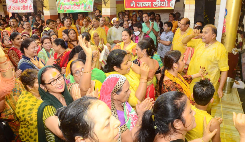 देवबंद में श्री राधा जन्मोत्सव पर श्री राधा वल्लभ मंदिर (नवरंगी लाल) में भजनों पर झूमते श्रद्धालु