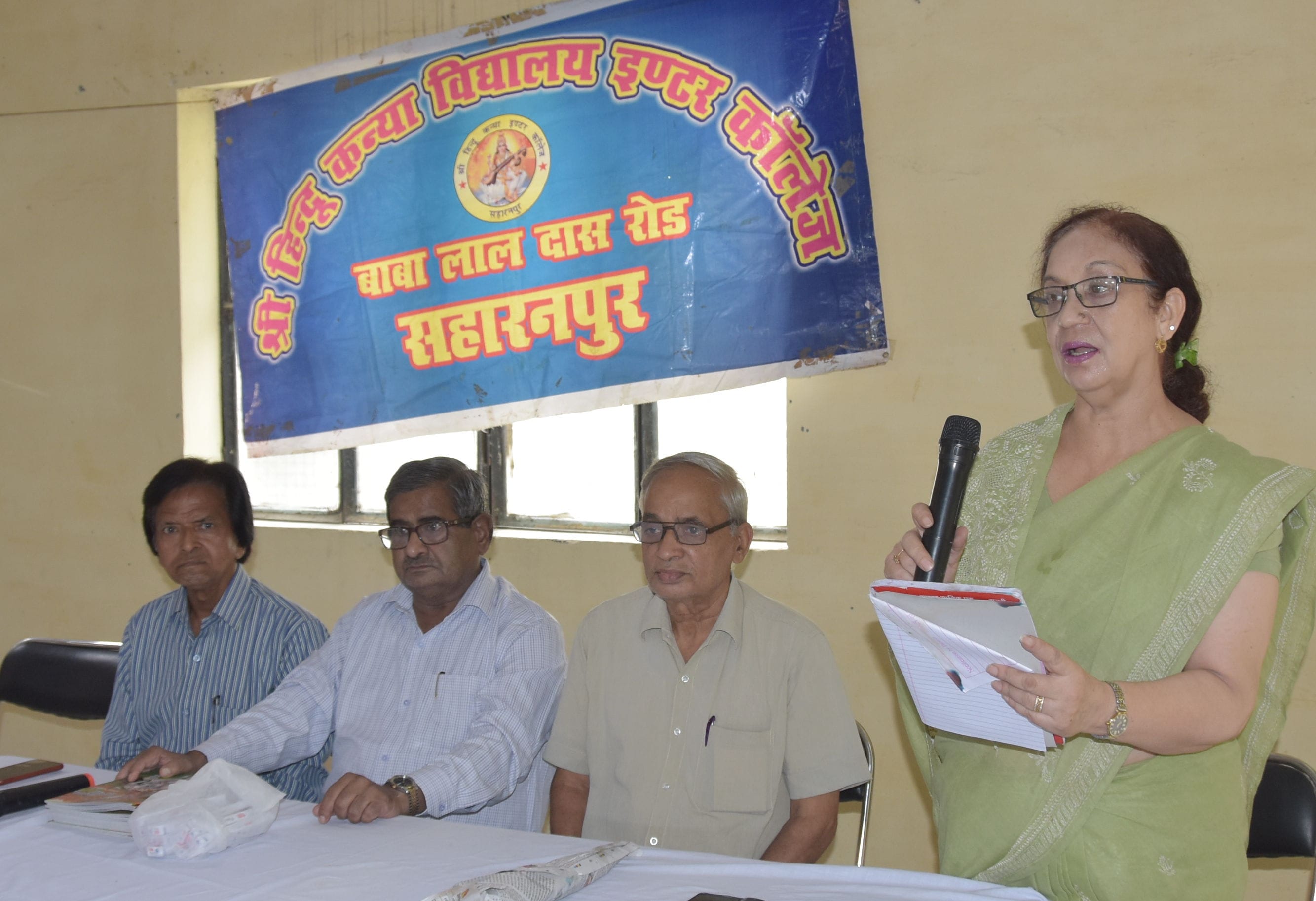 -- श्री हिंदू कन्या इंटर कॉलेज आयोजित कार्यशाला में विचार रखतीं प्रधानाचार्या डॉ कुदसिया अंजुम ।