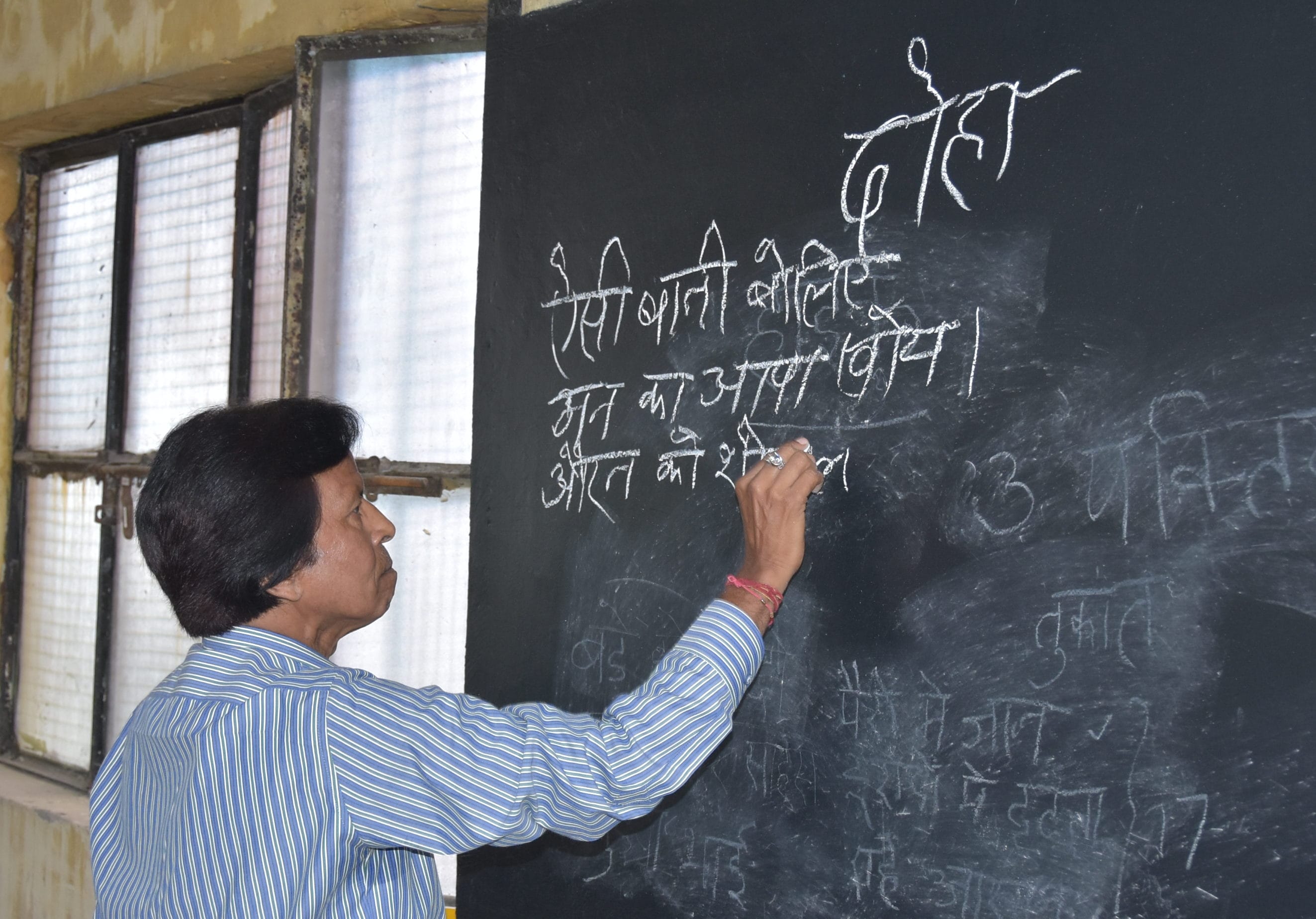 -- श्री हिंदू कन्या इंटर कॉलेज में आयोजित कार्यशाला में में छात्राओं को दोहा लिखना सिखाते साहित्य