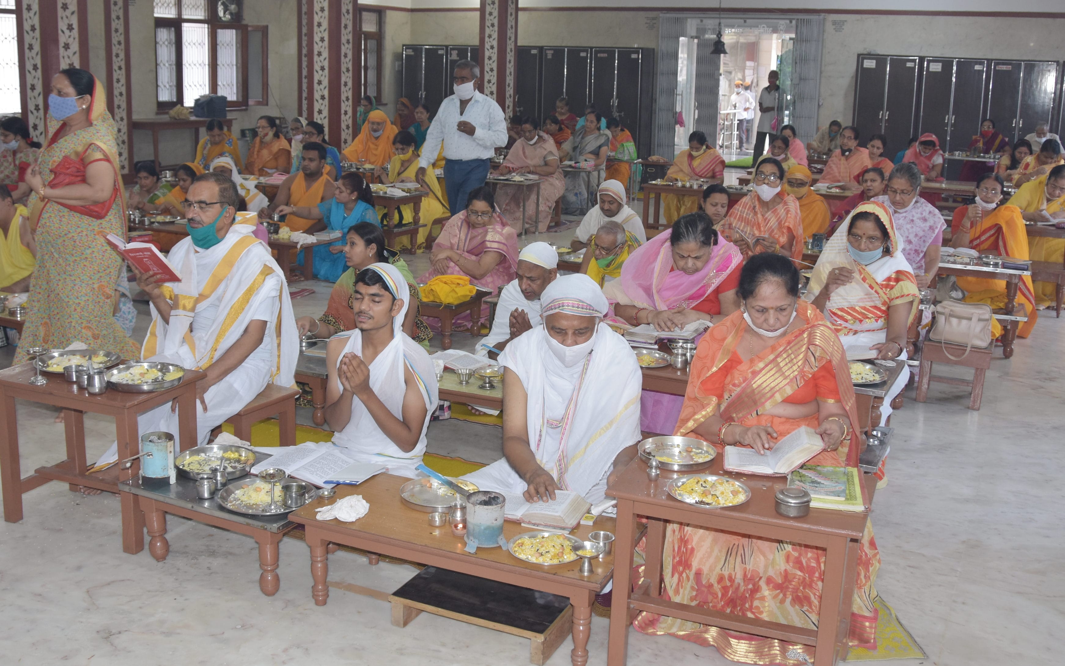 चन्द्र नगर जैन मन्दिर में दशलक्षण पर्व पर पूजा अर्चना करते जैन समाज के लोग