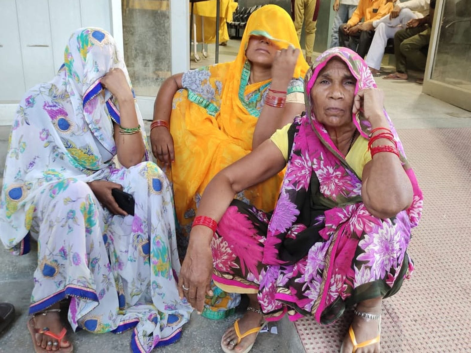 कमालगंज सीएचसी गेट पर रतीराम के गमगीन बैठे परिजन। संवाद कमालगंज सीएचसी गेट पर रतीराम के गमगीन बैठे परिजन। संवाद